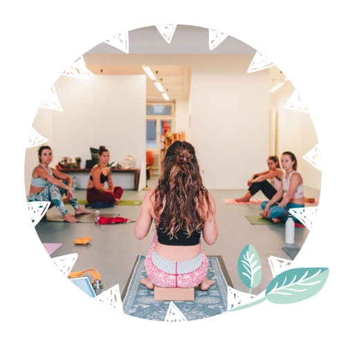The Yoga Gallery in Salzburg mit Schülerinnen in Yoga Klasse Gruppe