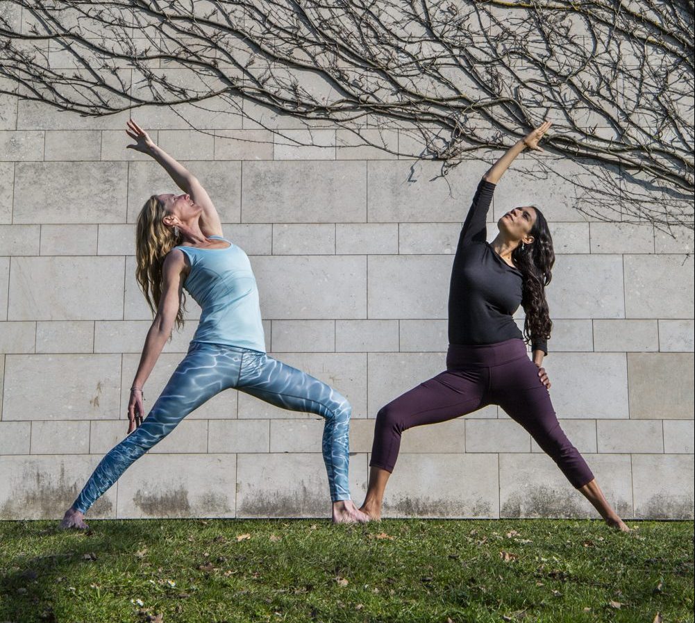Ariadna und Andrea in Yoga Haltung in Salzburg Stadt