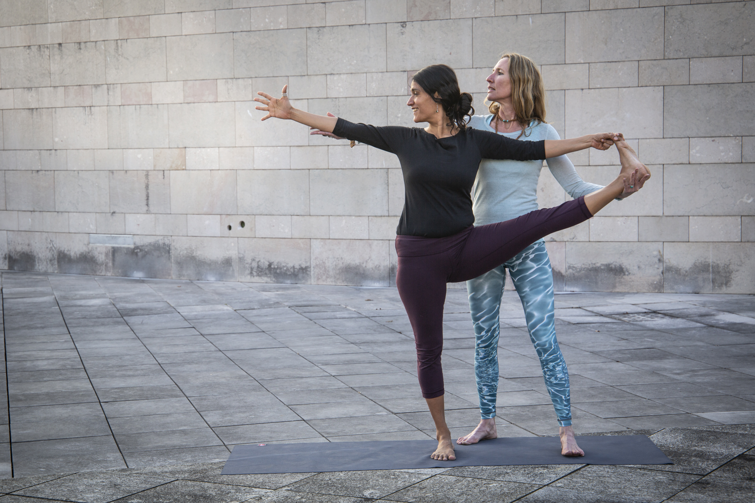 Ariadna und Andrea in Yoga Haltung in Salzburg
