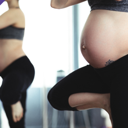 Schwangere Frau macht Yoga in Salzburg